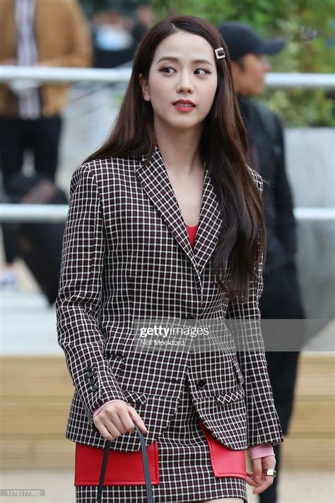 Jisoo X Burberry Show in London Fashion Week 